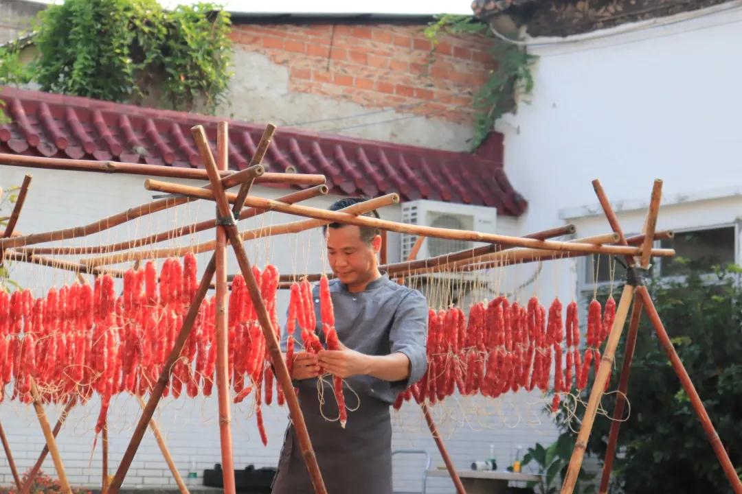 荣业腊味惊现一群“搵食”密探，有大BOSS来了……？